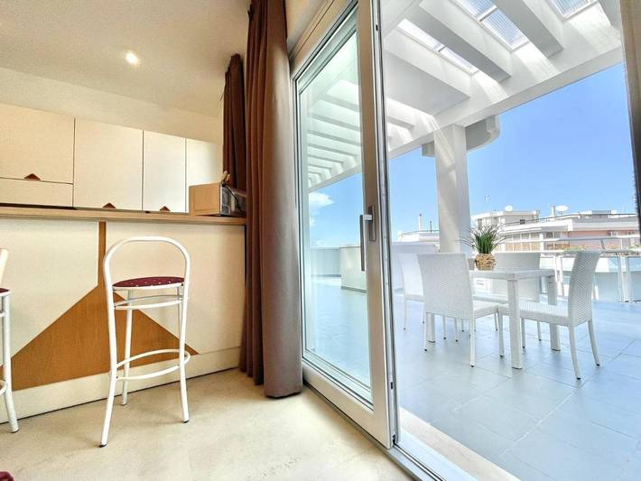 Ferienwohnung für 5 Personen, mit Balkon und Terrasse sowie Ausblick in Trani