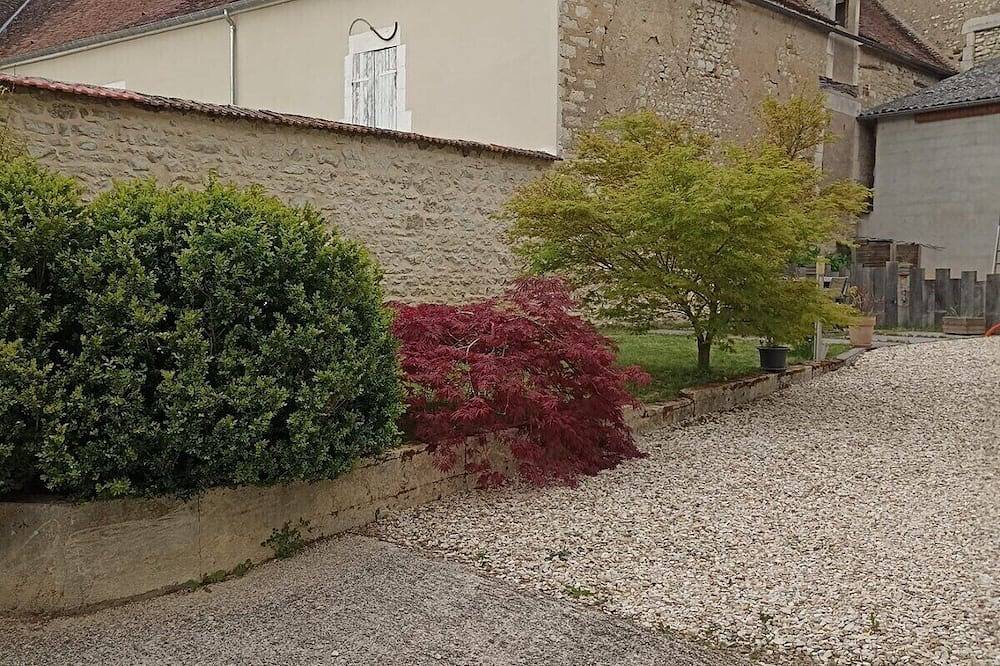 Ganze Wohnung, Apartment-Blick auf den Hof-Eigenes Badezimmer in Maligny, Auxerre und Umgebung