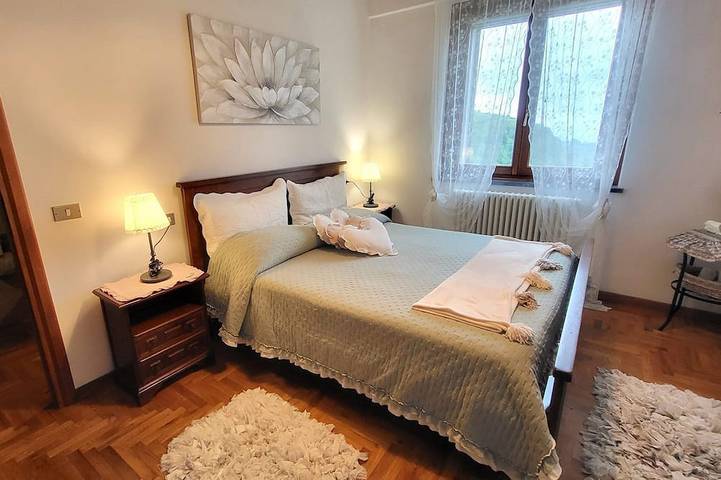 \"Chalet montano\", vista mozzafiato, piscina privata, ristoranti a piedi, WIFI in Careggine, Garfagnana