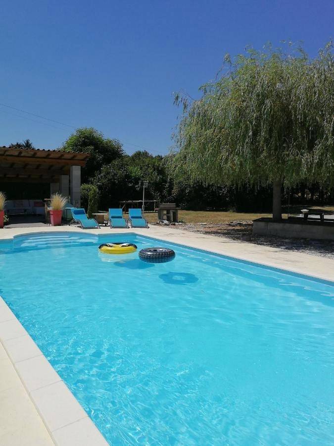 Gîte pour 3 personnes, avec vue ainsi que piscine et jardin à Saint-Sornin (Charente)