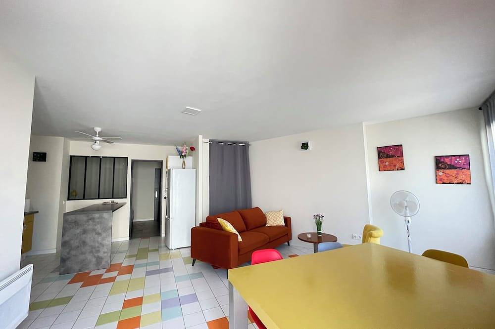Entire apartment, Appartement Pop-art Proche des Plages du cap Dagde in Bessan, Côte d'Améthyste