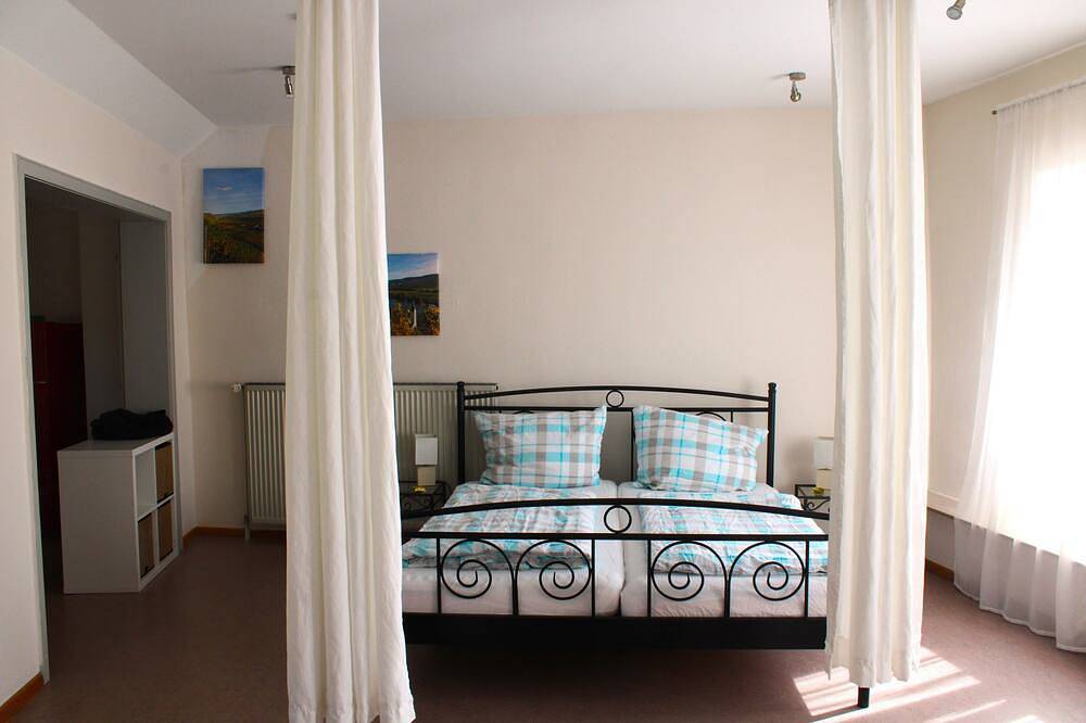 Ganze Wohnung, Ferienwohnung Altes Pfarrhaus mit Flair und Moselblick in Brauneberg, Bernkastel-Kues & Umgebung