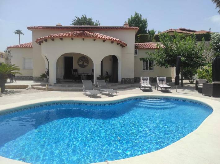Casa rural para 4 personas, con vistas además de jardín y piscina en Beniarbeig