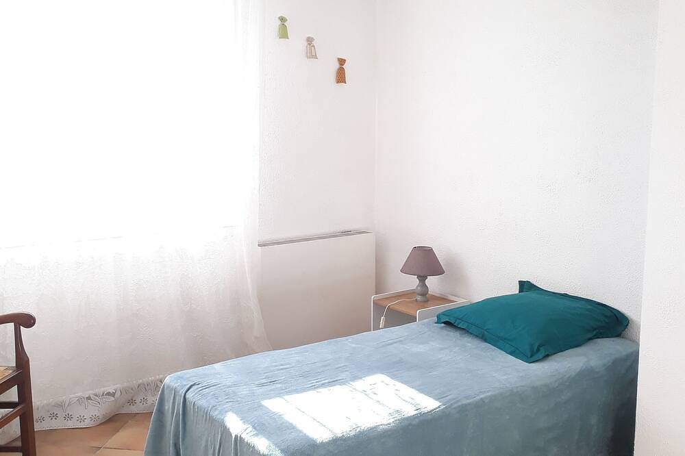 Large house in Provence village of Entressen with enclosed garden planted with trees, quiet location in Istres, Istres region