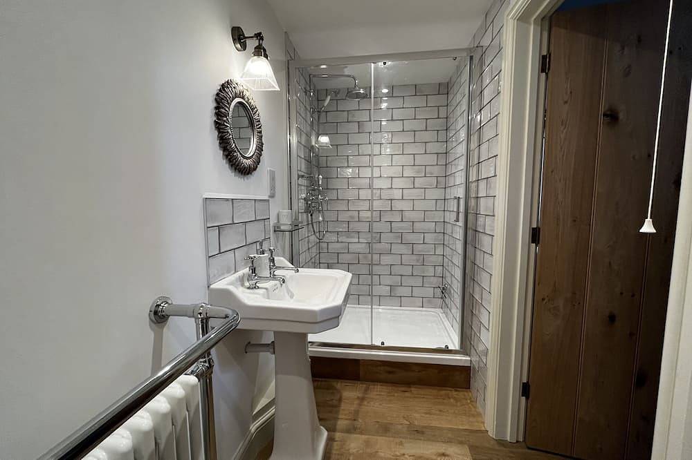 Farm Cottage on a Secluded 9-acre Equestrian Small Holding in Wiltshire