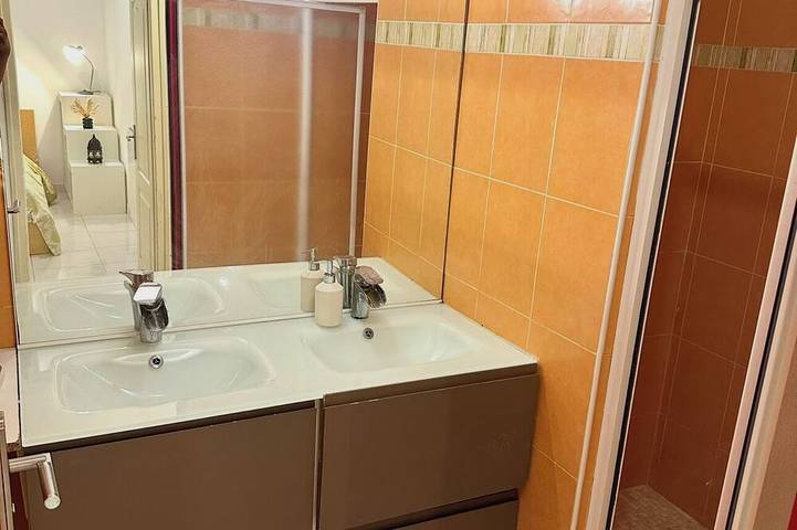 Entire apartment, Spacious 4-room apartment with air conditioning, private parking, and a tram stop 5 minutes away in Saint-Jean-de-Védas, Mediterranean Coast (France)
