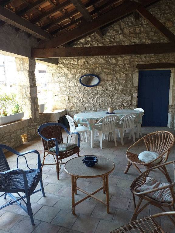 Beau mas provençal en pierre dans la Vallée de la Cèze in Goudargues, Région de Nîmes
