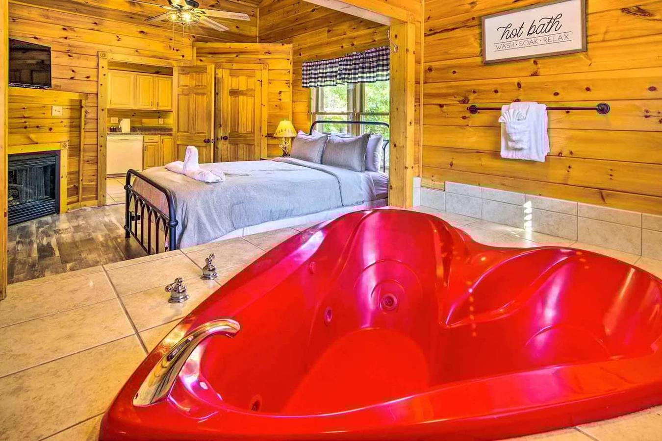 Dog Friendly, Romantic Mtn Getaway Hot Tub Pool  in Gatlinburg, Sevier County