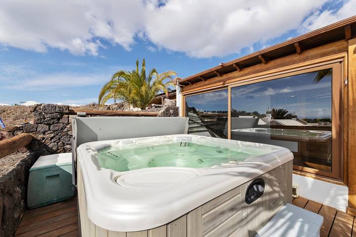 Villasal House with Partial Sea View, Pool, Wi-Fi, Garden, and Terrace in Playa Blanca, Yaiza