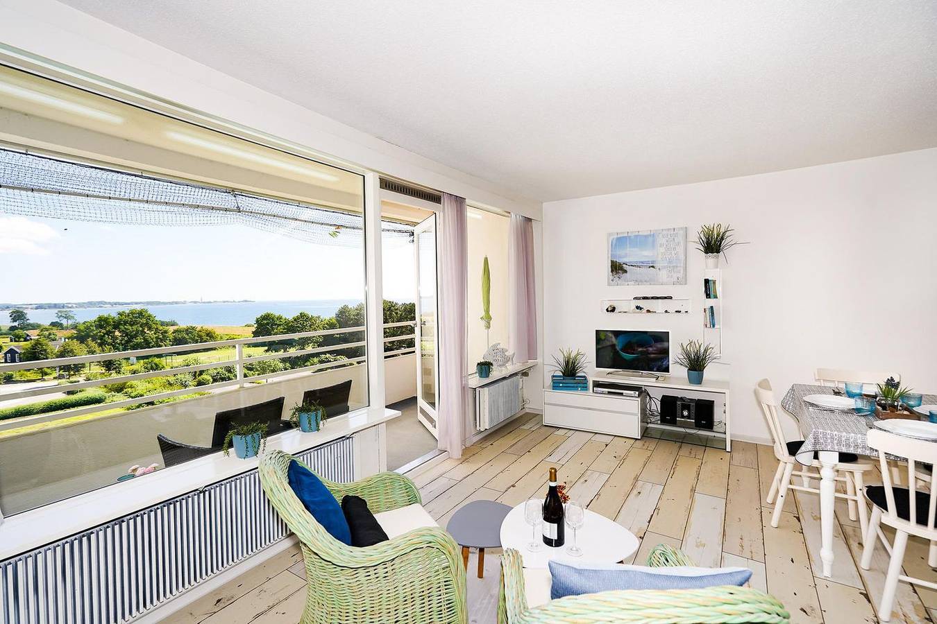Ganze Wohnung, Apartment Strandmarie - Ferienapartment am Strand mit Blick aufs Wasser. in Sierksdorf, Ostholstein