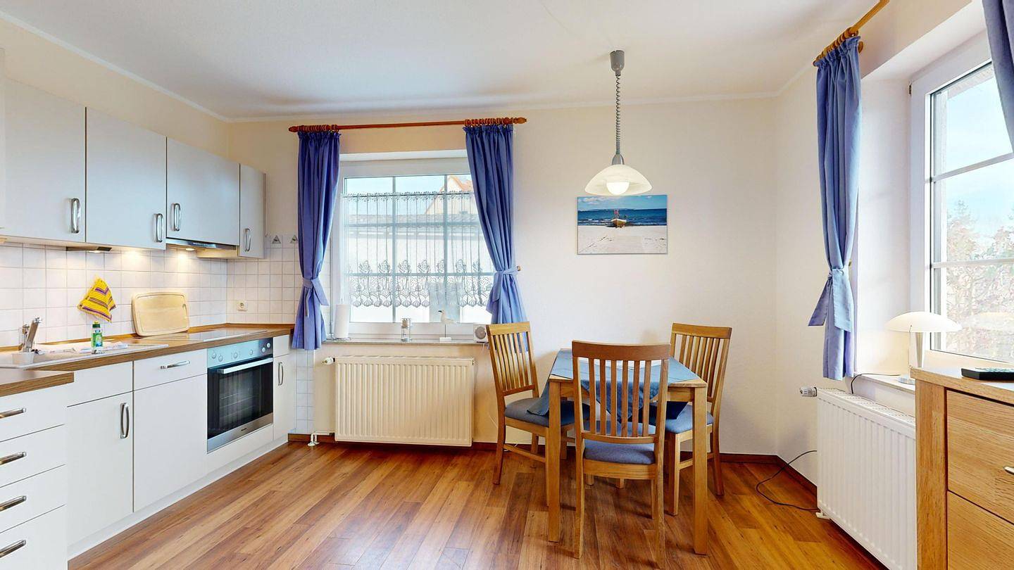 Entire apartment, Traumhaftes Reetdachhaus in ruhiger Lage, Terrasse und mit großem Garten. in Lancken-Granitz, Ruegen