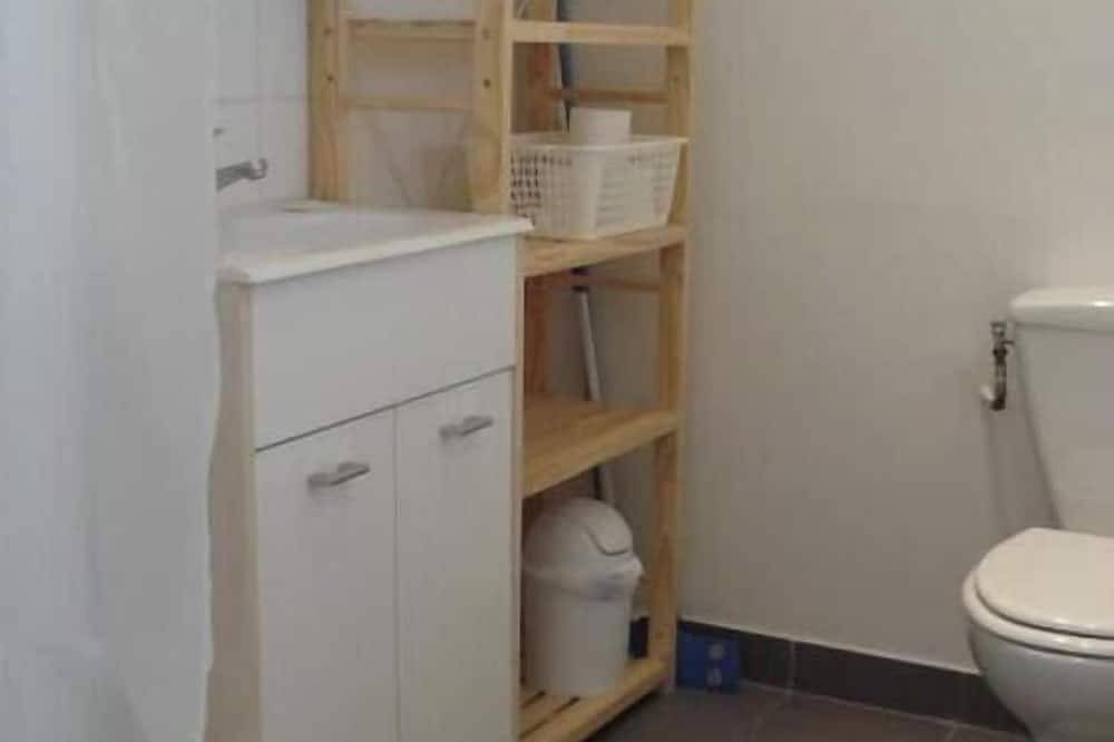 Entire apartment, Studio Aix en Provence in Meyreuil, Aix-en-Provence region