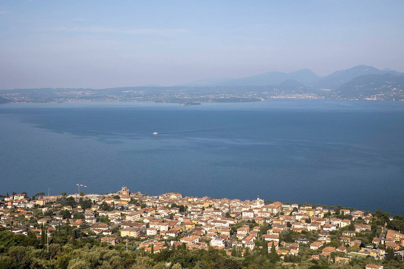 Geheel appartement, Appartement 'El Casal' met uitzicht op het meer, gedeeld zwembad en wifi in Torri del Benaco, Garda Bergen