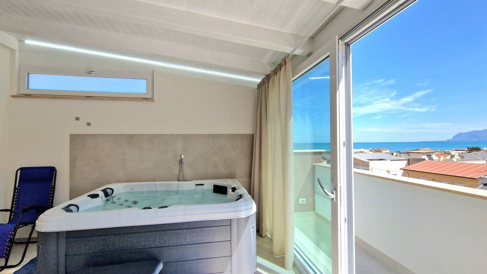 Ganze Wohnung, Ferienwohnung 'Attico Della Luna' mit Meerblick, Wlan und Klimaanlage in Alcamo Marina, Alcamo