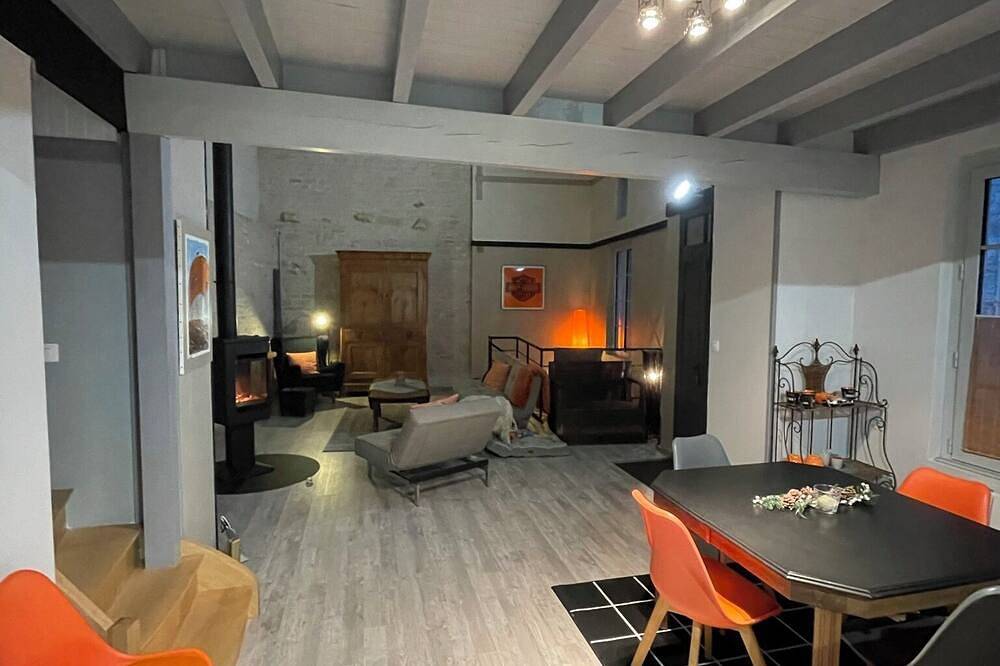 Maison typique dans le Marais Poitevin avec ponton privé et barque in La Garette, Sansais