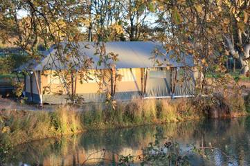Tente pour 6 personnes, avec vue ainsi que vue sur le lac et jardin, animaux acceptés dans les Deux-Sèvres