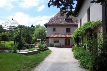 Gîte pour 2 personnes, avec terrasse ainsi que jardin et jacuzzi dans Lac de Paladru