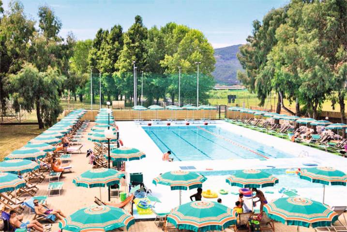 Ferienwohnung für 4 Personen, mit Terrasse und Kinderpool sowie Pool und Garten, mit Haustier