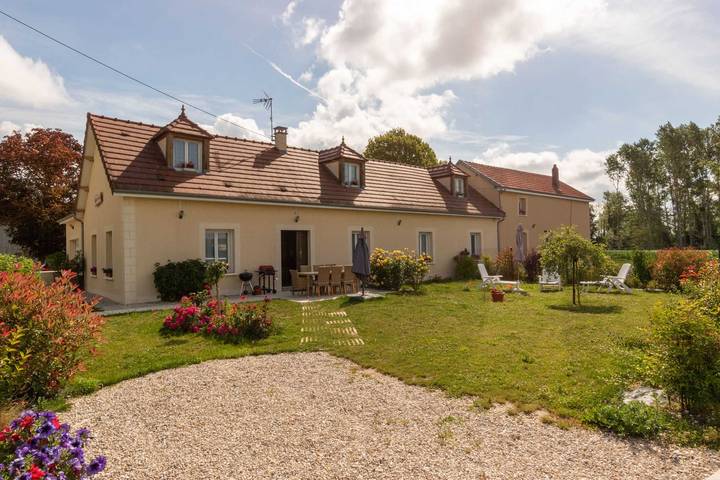 Gîte pour 8 personnes, avec Terrasse et Jardin à Barbonne-Fayel