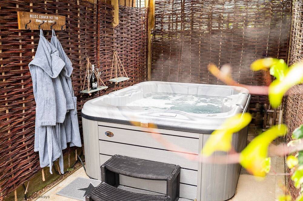 Stunning 2 bed holiday home by the sea with 5 person hot tub in Great Yarmouth, The Broads