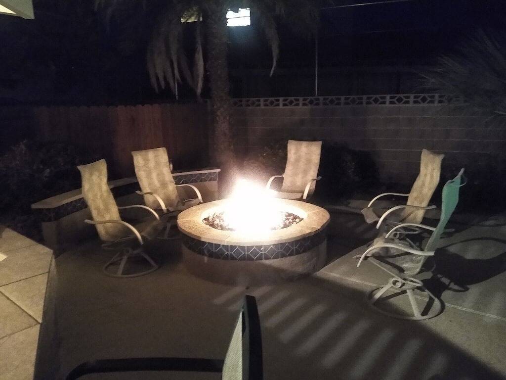 Family/Friend Fun getaway *Big Private Pool *Basketball court *firepit in Las Vegas, Red Rock Canyon