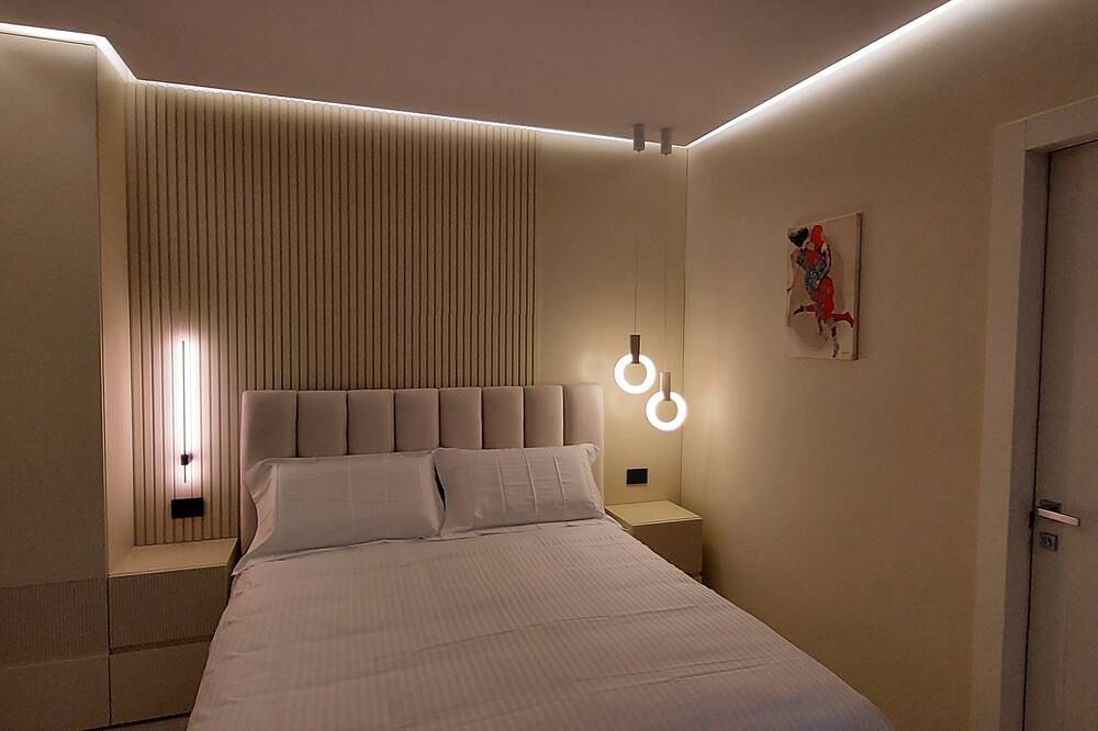 Romantic Junior Suite with Canal View a stone's throw from Corso Vittorio Emanuele in Avellino, Provincia d'Avellino