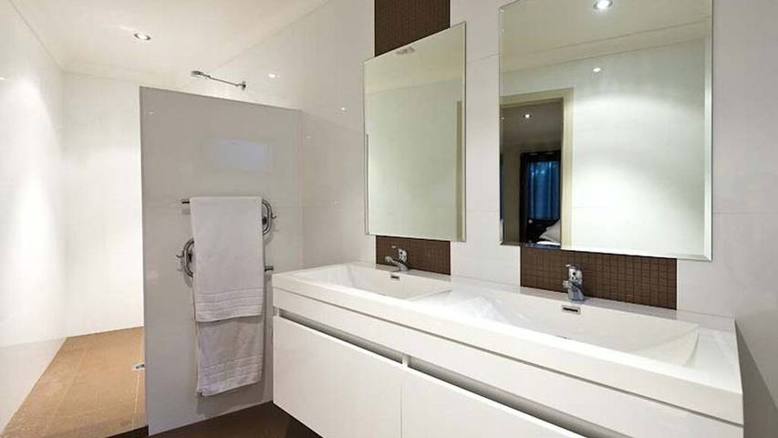 Holiday home for 8 people, with pool and terrace as well as garden in Hunter Valley