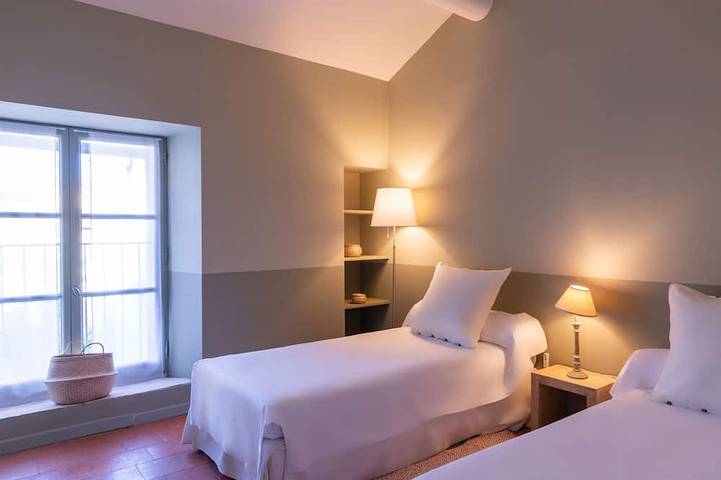 Location de vacances pour 12 personnes, avec jardin et terrasse dans Arenes D Arles - 2