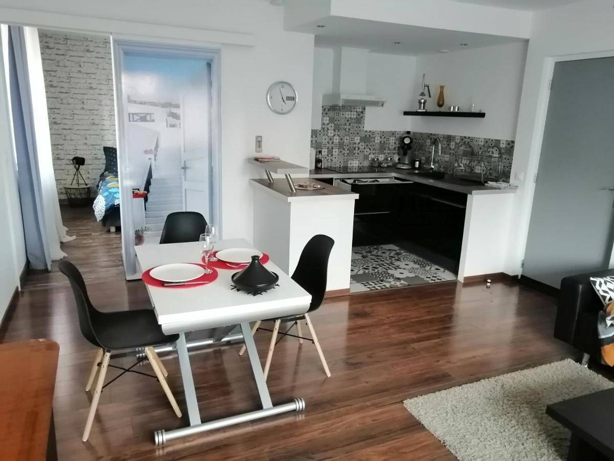 Appartement entier, One-Bedroom Apartment in Valros, Côte méditerranéenne (France)