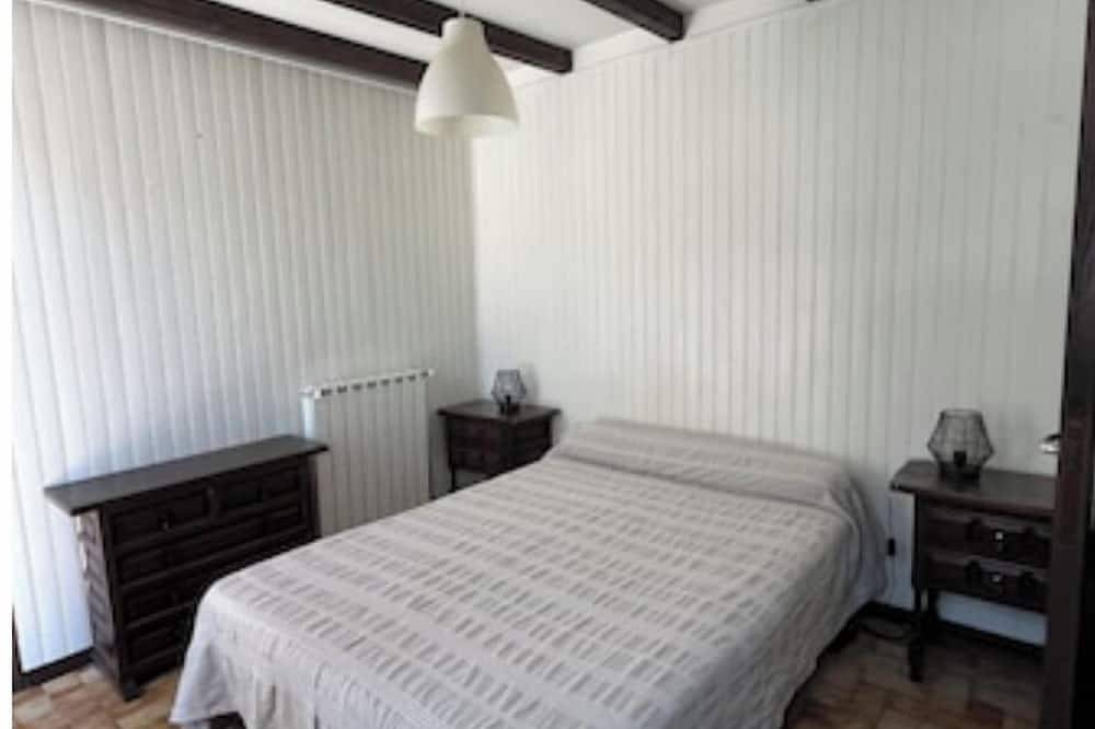 Cottage in a residential complex with a pool on the shores of Lake Saint-Ferréol in Revel, Lauragais