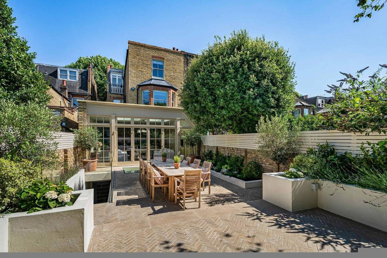 Luxury 6-Bed Mansion | Gym | Sauna | Pool | Ac in Hammersmith and Fulham, London