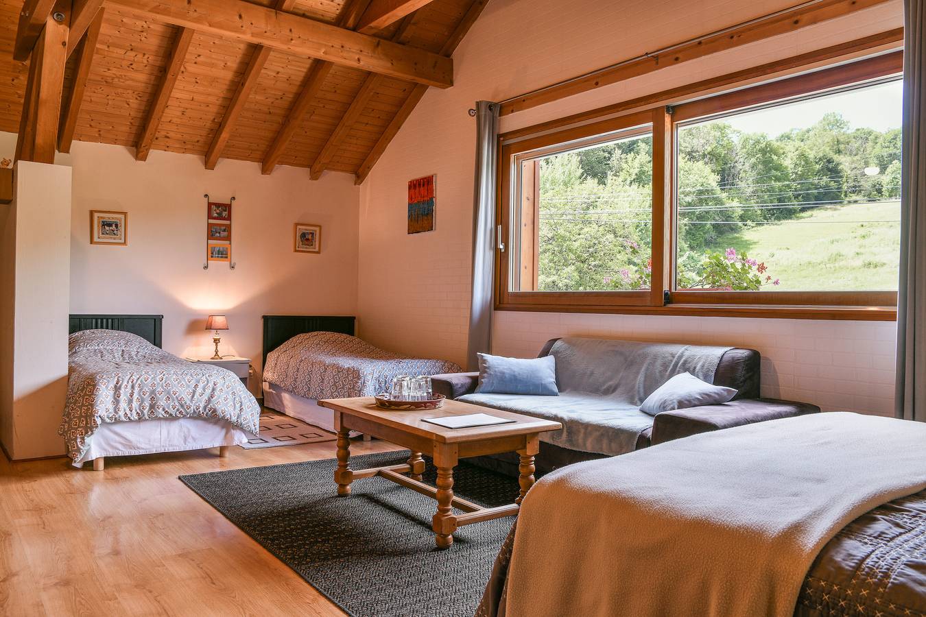 Chambre d'hôtes 'Arc En Ciel' avec vue sur la montagne, piscine partagée et Wi-Fi in Loisieux, Région de Chambéry