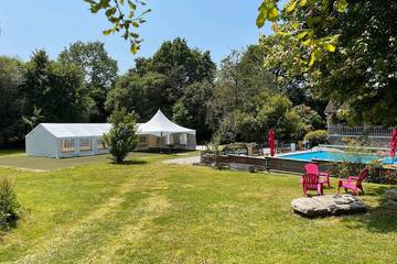 Cottage pour 29 personnes, avec piscine et jardin à Cléguérec