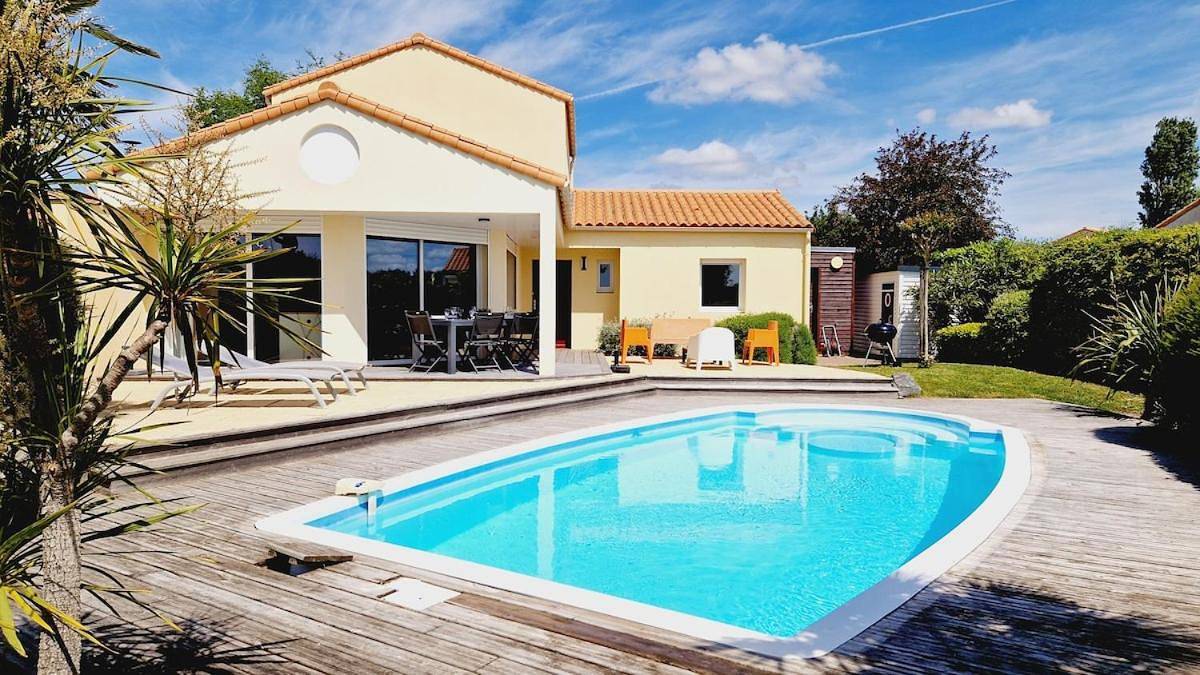 Villa 68, piscine chauffée à 2 pas de l'océan in Château-d'Olonne, Les Sables-d'Olonne