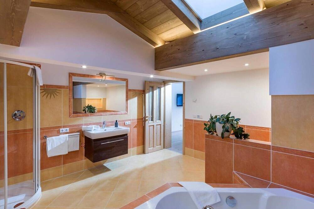 Luxus-Chalet 330 m² • Sauna, Jacuzzi & Bergblick bis zu 14 Personen in Kirchberg in Tirol, Kaisergebirge