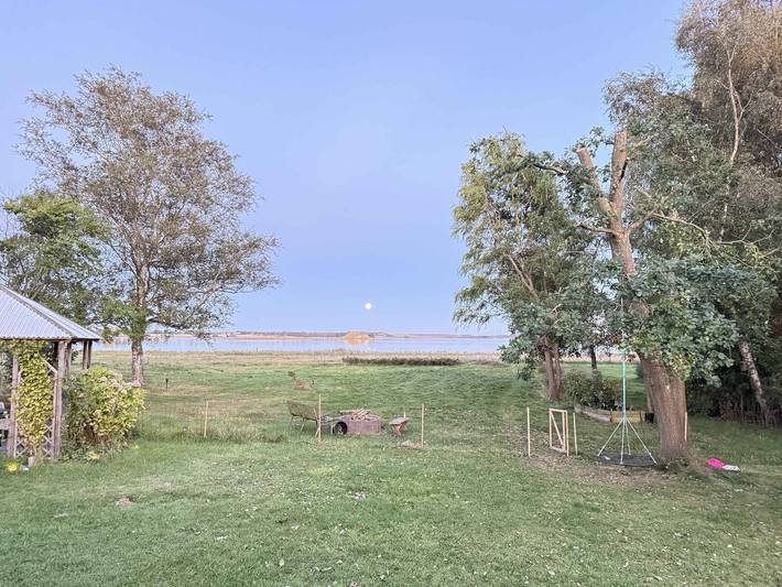 Ferieudlejning for 7 personer, med terrasse og søudsigt samt have i Frederikssund