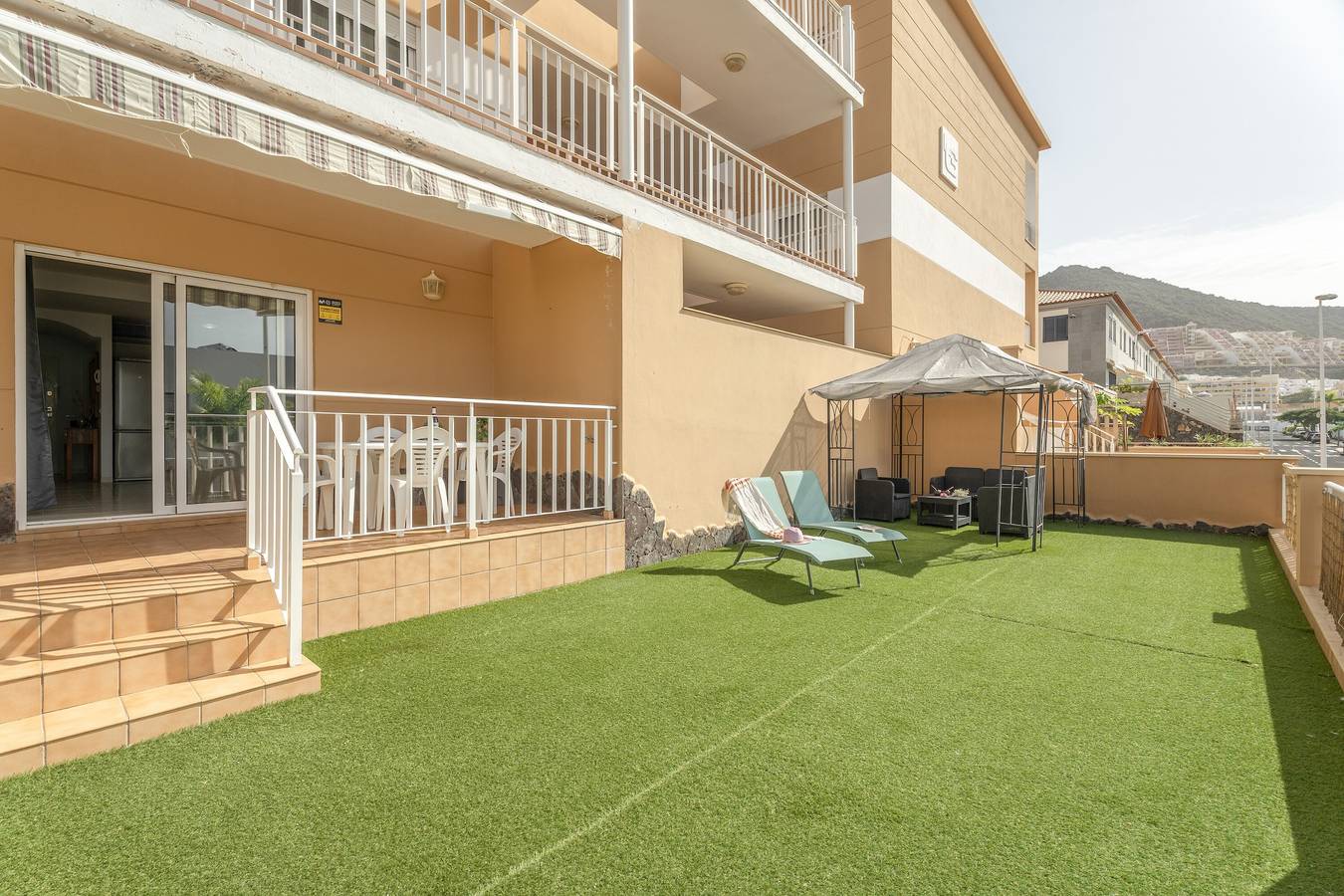 Ganze Wohnung, Ferienwohnung 'Brisas Chasna 2' mit Meerblick, Gemeinschaftspool und Wlan in Adeje, Teneriffa Süd