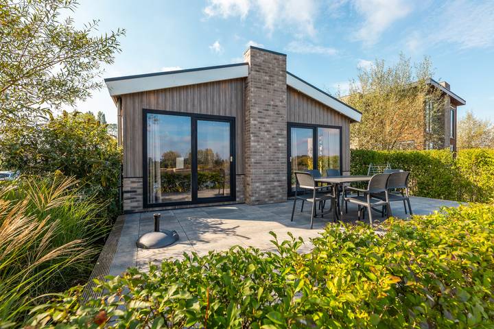 Vakantiepark voor 6 personen, with terras and uitzicht op het meer as well as balkon/terras de Betuwe