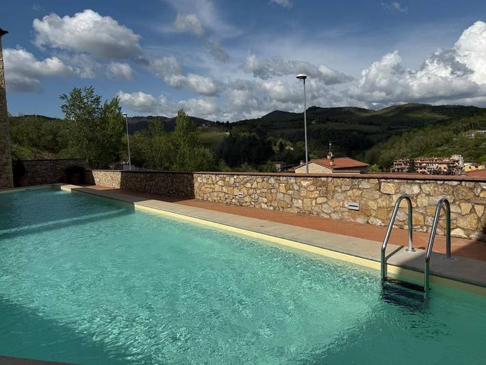 Appartamento per 5 persone, con piscina e panorama nonché giardino in Gaiole in Chianti