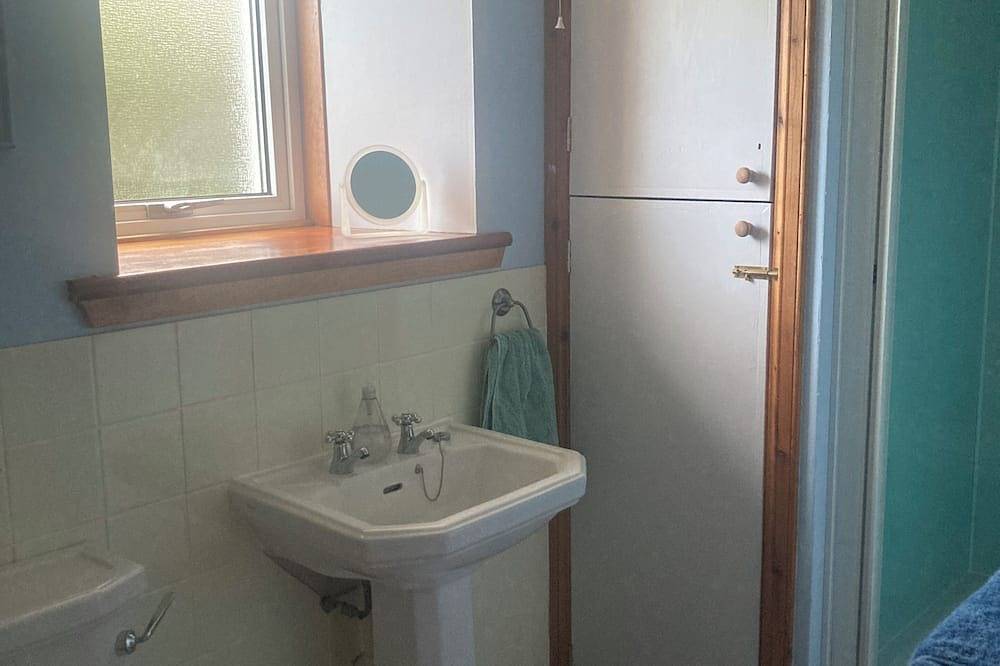 Traditional Highland Cottage With Stunning Panoramic Mountain And Sea Views in Highlands