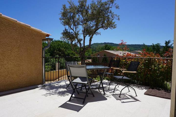 Location de vacances pour 6 personnes, avec terrasse et piscine ainsi que vue et jardin à Villars - 4