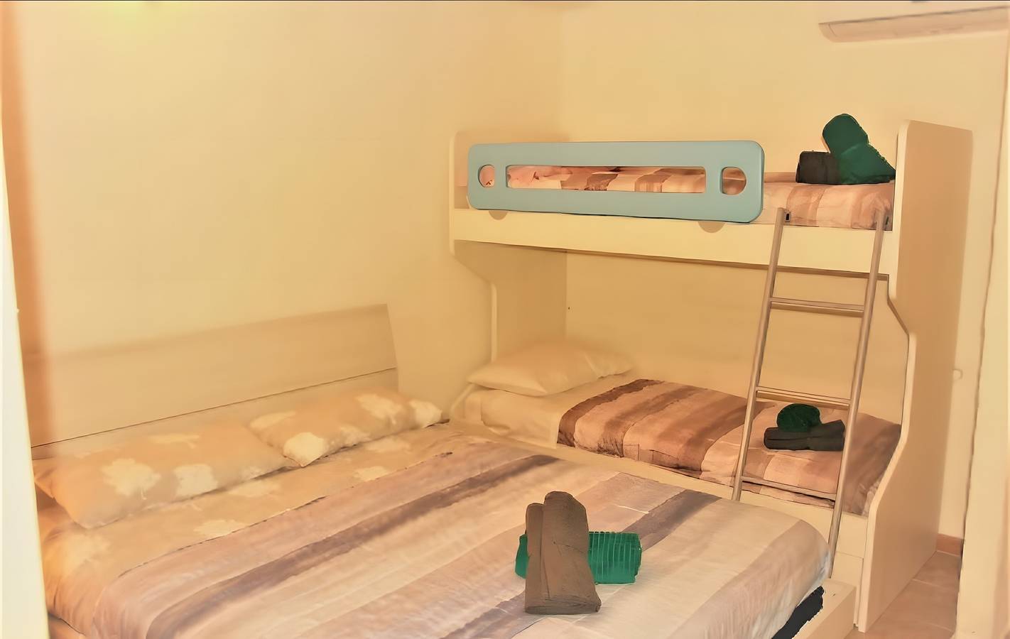 Villa Kima Cristallo Località Sole Ruiu: Vista Montagna, Wi-Fi e Aria Condizionata,Piscina condivisa in Sole Ruiu, Gallura