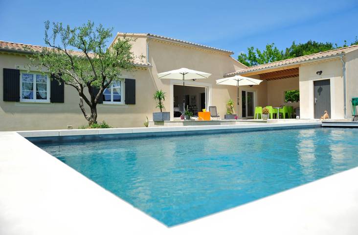 Gîte pour 8 personnes, avec piscine ainsi que terrasse et jardin
