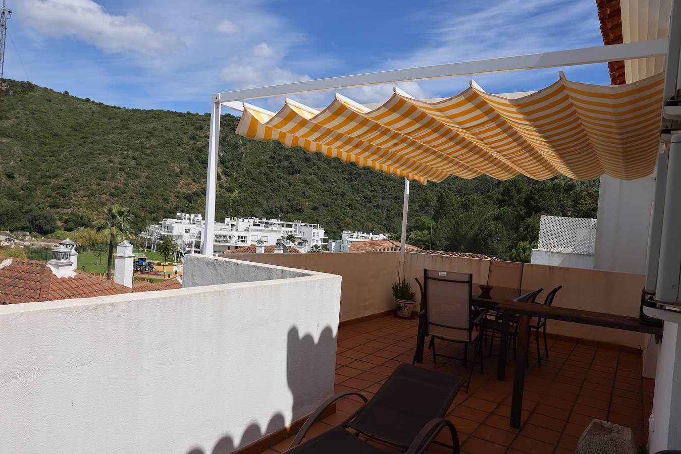 Apartamento entero, Apartamento 'Penthouse' con piscina compartida, Wi-Fi y aire acondicionado in Val de Guadalmina, Benahavís