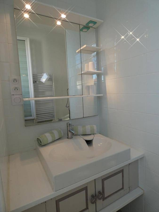 Double Room with Private External Bathroom in Étaples, Région de Montreuil