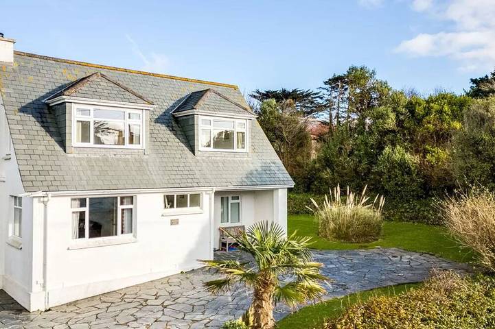 Holiday rental for 8 people, with garden and balcony as well as pool in Trevone