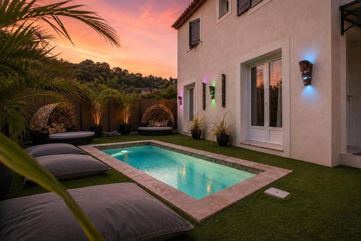 Chalet para 8 personas, con vistas además de jardín y piscina - 1