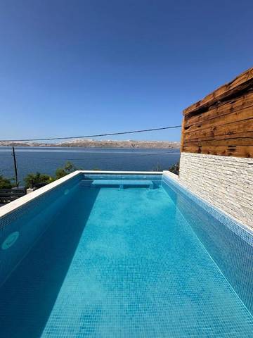 Ferienwohnung für 8 Personen, mit Pool und Terrasse sowie Ausblick und Garten, mit Haustier in Karlobag
