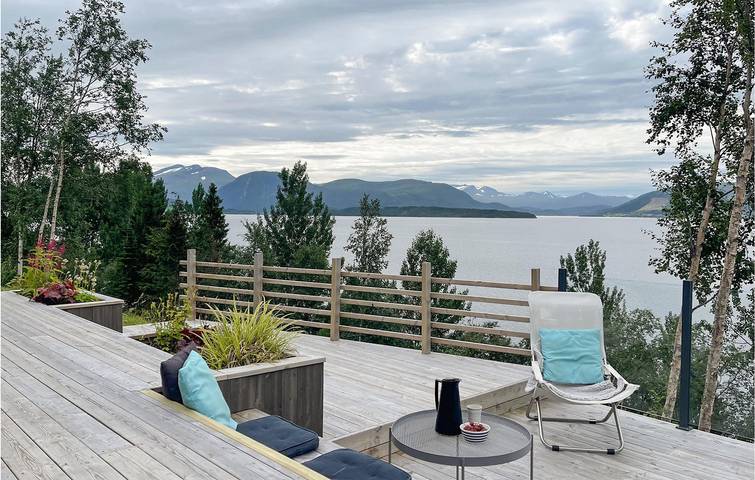 Feriehus for 8 personer, med Terrasse og Hage i Fjord Norge