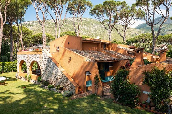 Ferienhaus für 12 Personen, mit Balkon und Whirlpool sowie Garten in Fondi